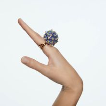 Anillo de cóctel Curiosa, Círculo, Azul, Baño tono oro