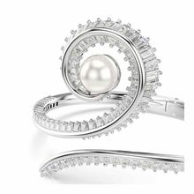 Brazalete Ariana Grande x Swarovski, Crystal Pearl, Talla baguette, Blanco, Baño de rodio